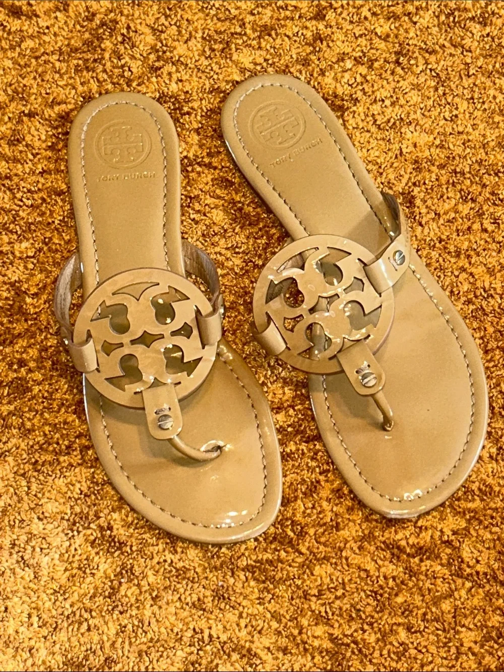 Tory Burch Patent Leather Logo Thong Sandals in Beige